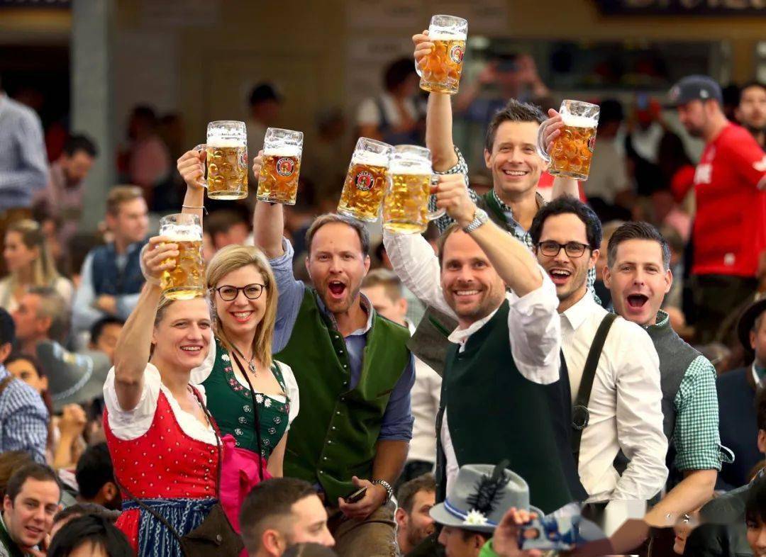德国妹子吐槽青岛啤酒节“又贵又假”，被批“利用特殊身份，误导网络舆论