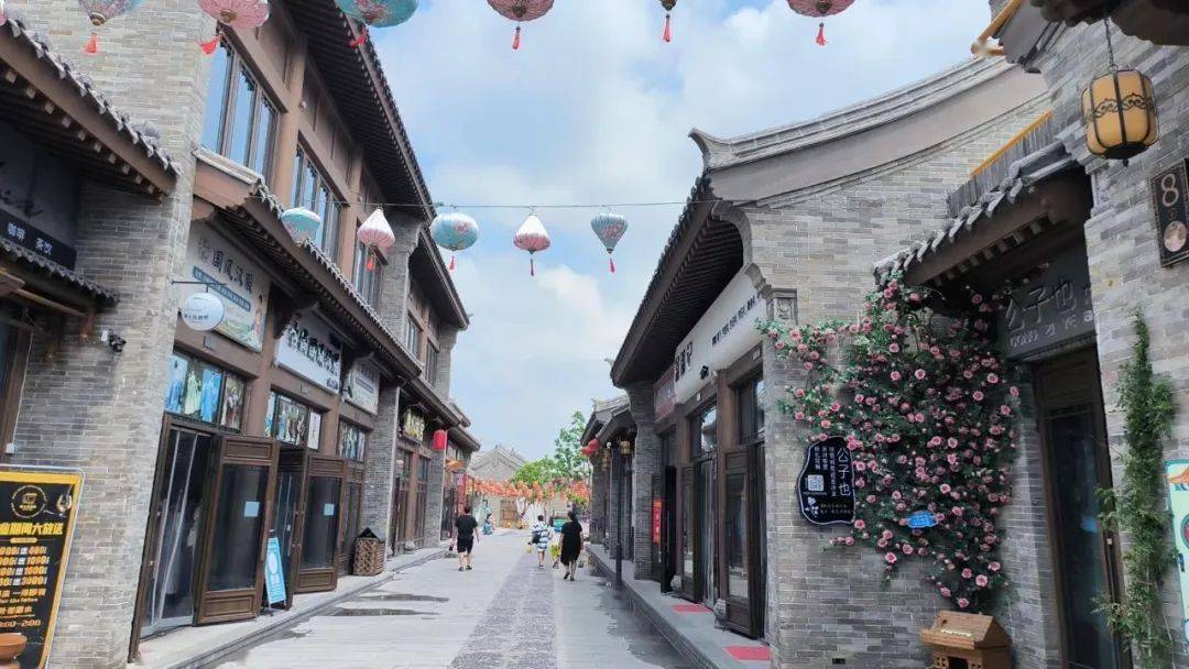 街景没有人会一直年轻但一直会有人年轻我们的青春是coco市但周口是