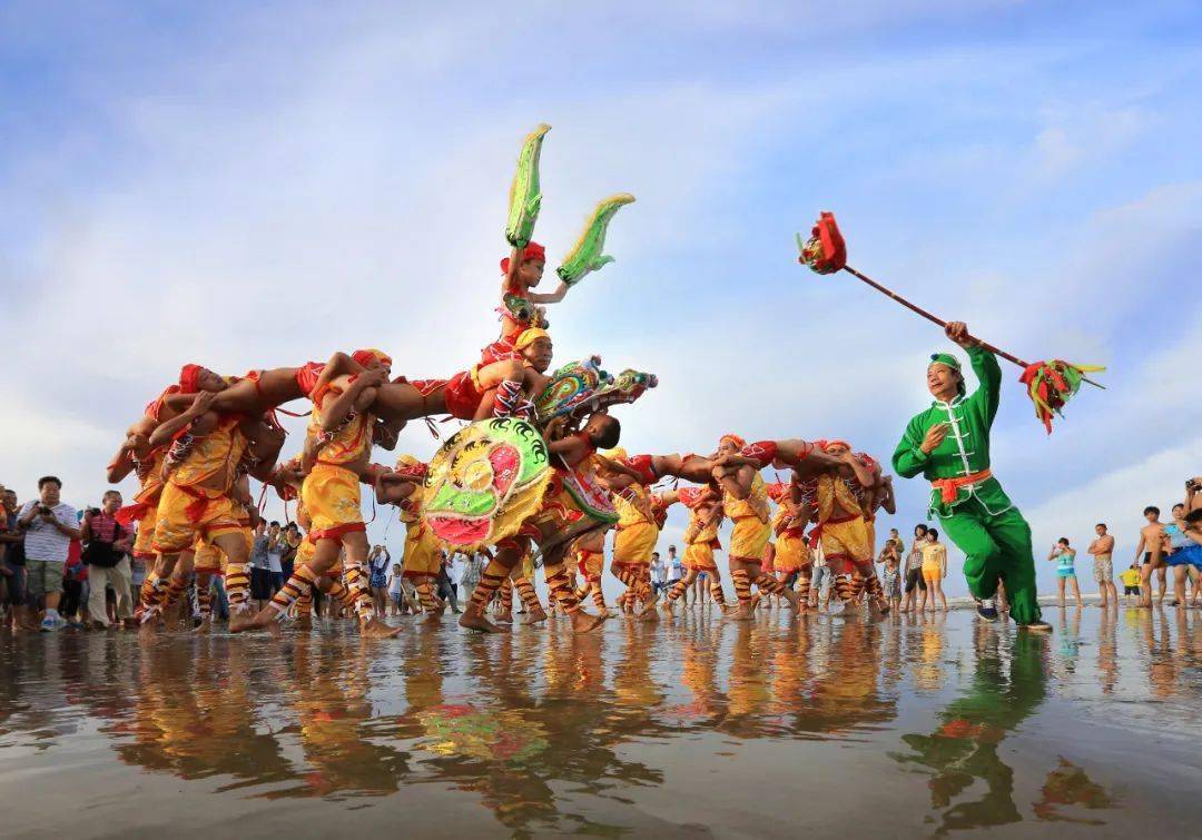 和浓厚的乡土气息显现出独特的海岛色彩龙身翻腾,龙尾劲摆"长龙"龙头