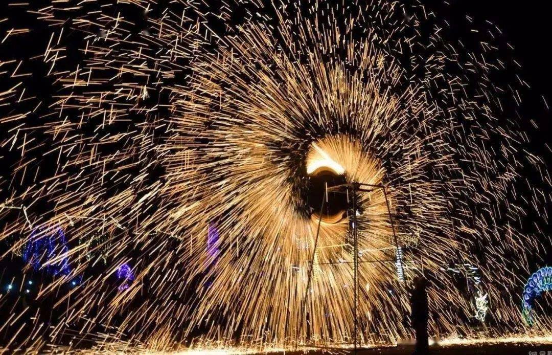 铁花和夏季游园简直不要太般配打铁花 无敌风火轮快来找他们玩耍拍照!