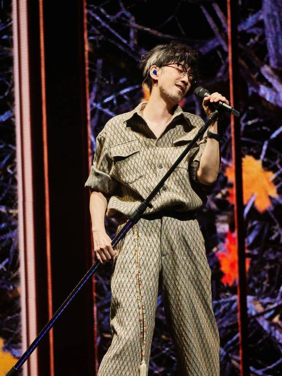 周传雄以他独具魅力的嗓音唱响《花香》开场,瞬间点燃了全场的热情.