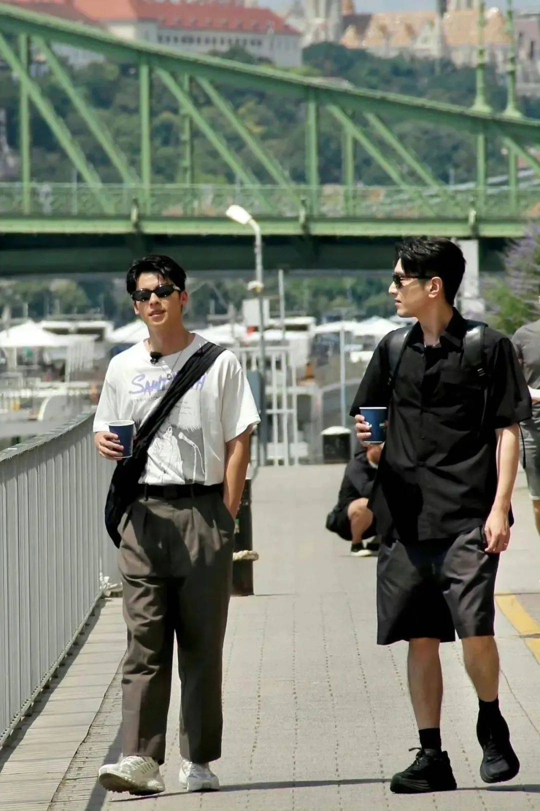 这只包尺寸挺大,更适合个高的朋友,许光汉身高180cm,可以参考下.