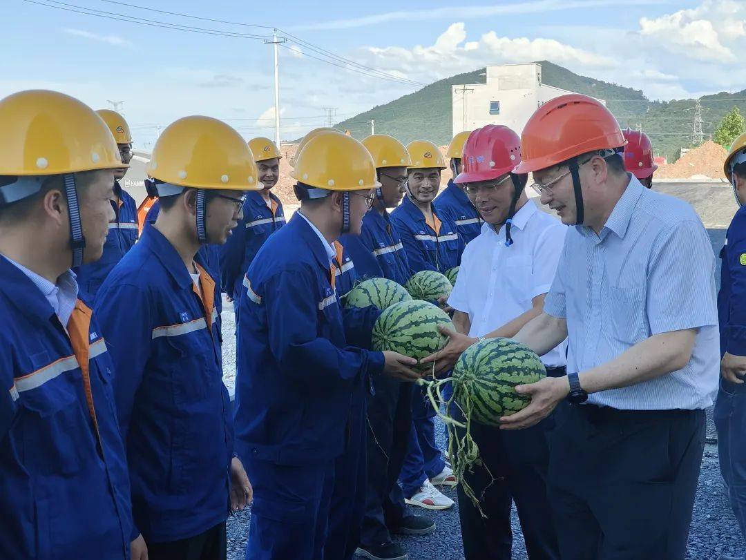 宝钢金属董事长王强民,云海金属董事长梅小明赴安徽宝镁为一线员工送