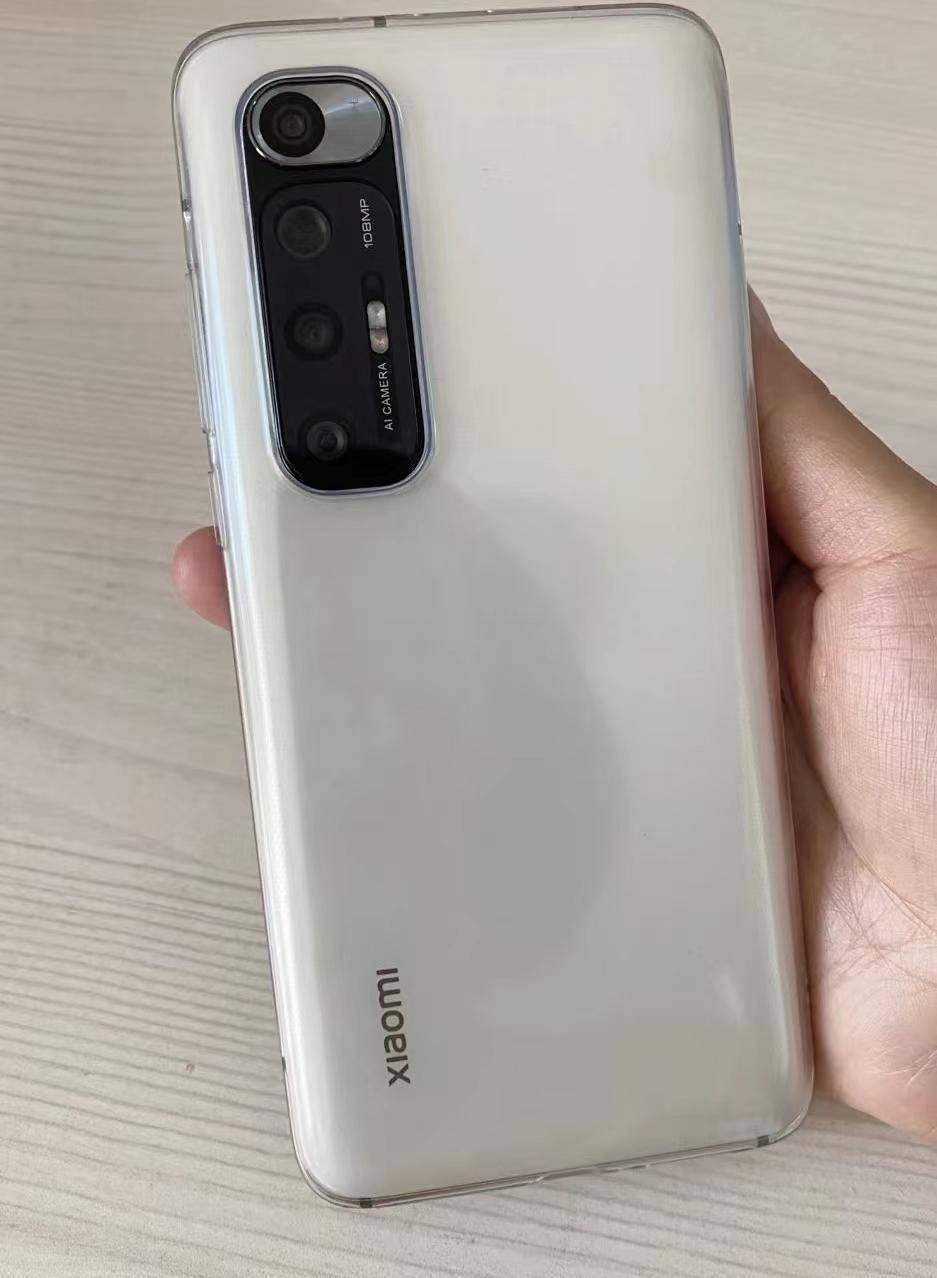 比较不容易沾染指纹,摄像头排列方式和现在的小米手机不同,它是四摄