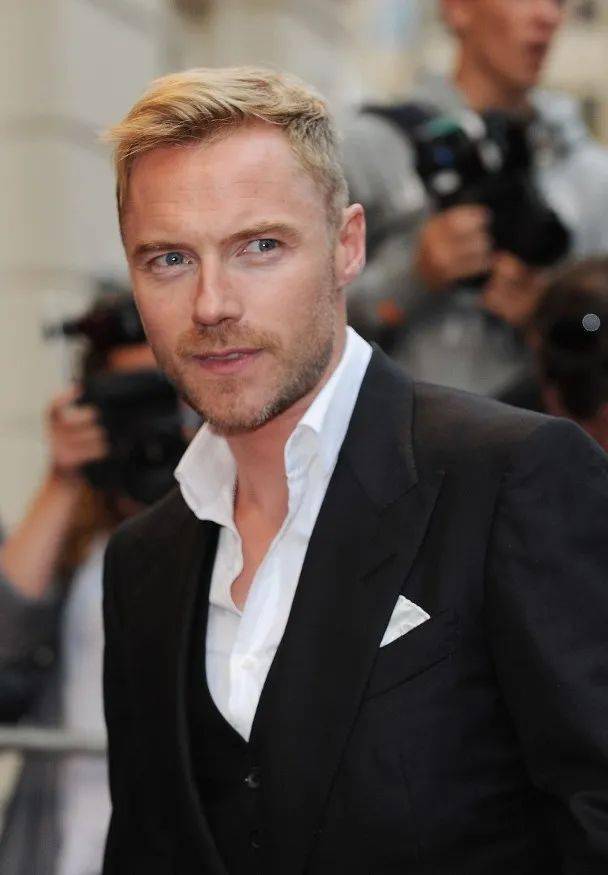 ronan keating得悉噩耗后即停止手上工作飞返家乡爱尔兰陪伴家人.