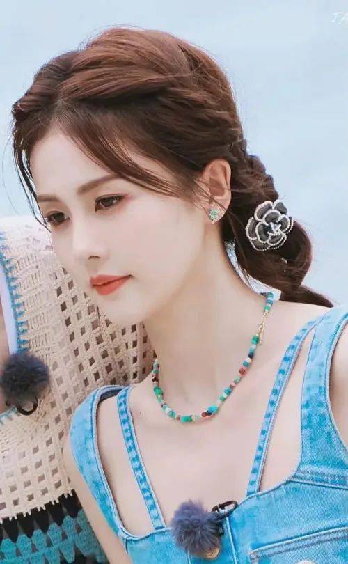 快看白鹿,乔欣的缤纷度假风珠宝,这届"小花儿"都太会了!