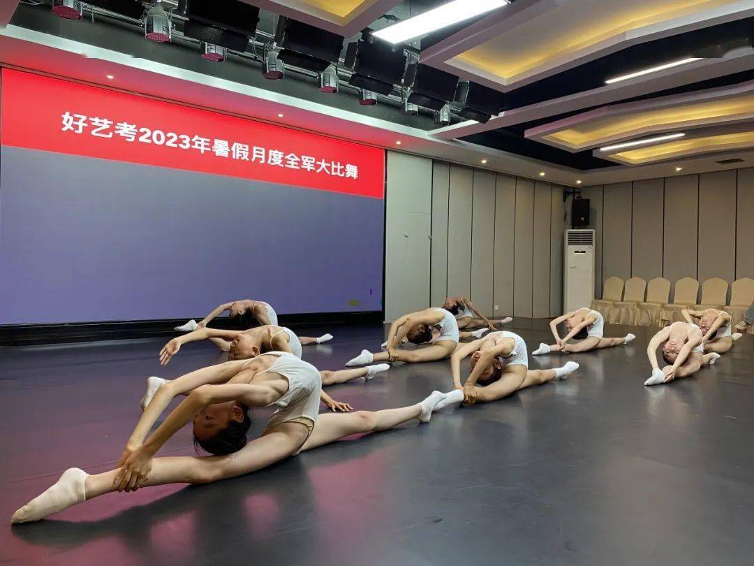 基本功考核一般包括抱前腿,勾绷脚,吸伸腿,卷胸腰,小胯大胯,横叉竖叉