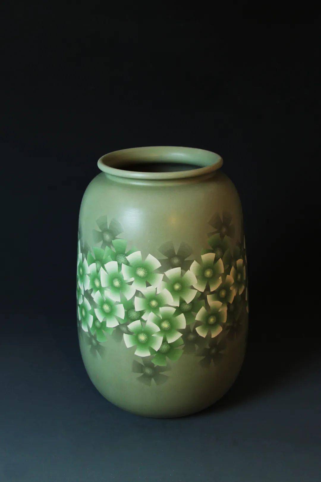 张保军绞胎瓷作品《永恒的眷恋》:作品采用简洁造型设计,器型腹部内外