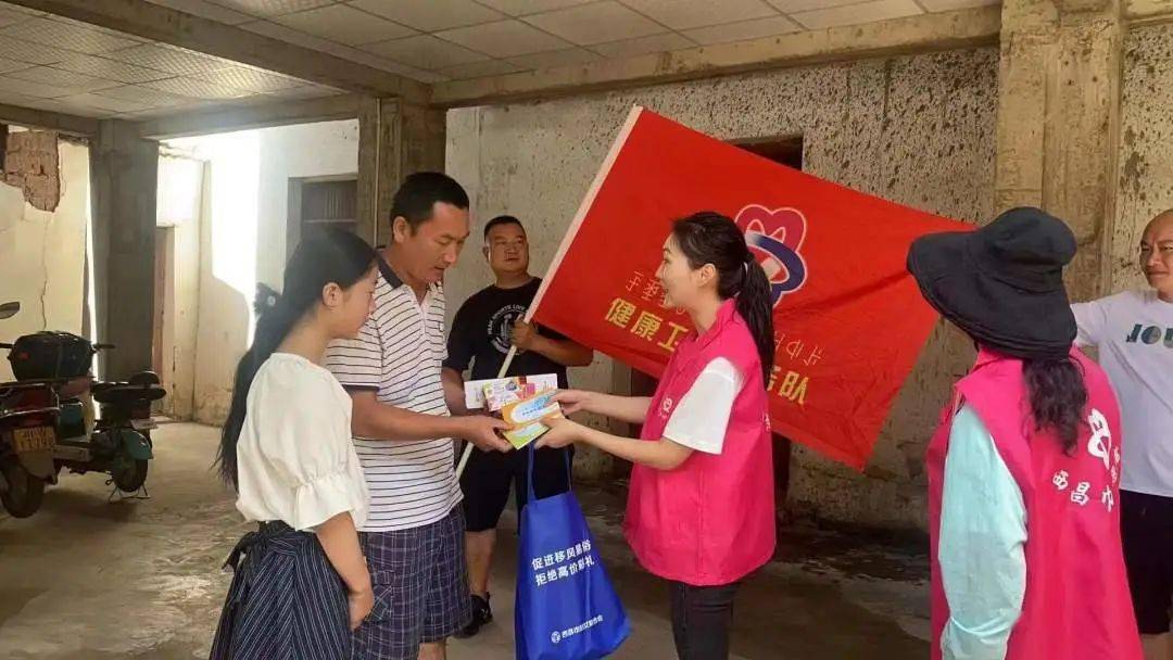 近日,西昌市妇联组织巾帼志愿者到安宁镇三百村,深入农户家中指导洁