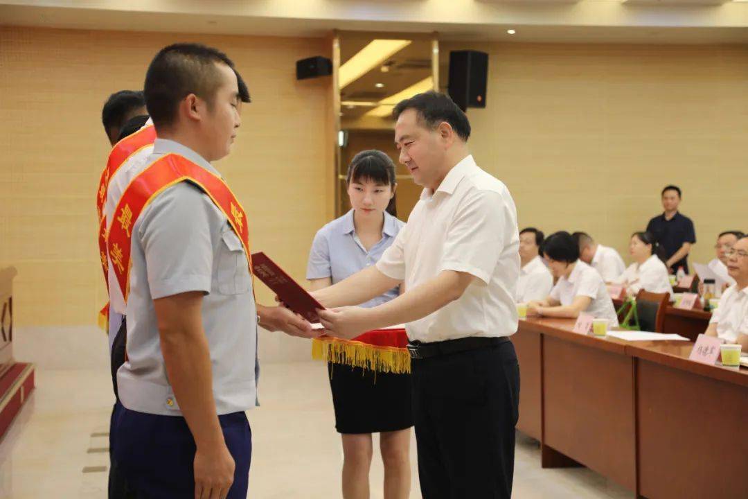 在热烈的掌声中,彭韦,许勇等十名"最美退役军人"走上前排,市委书记