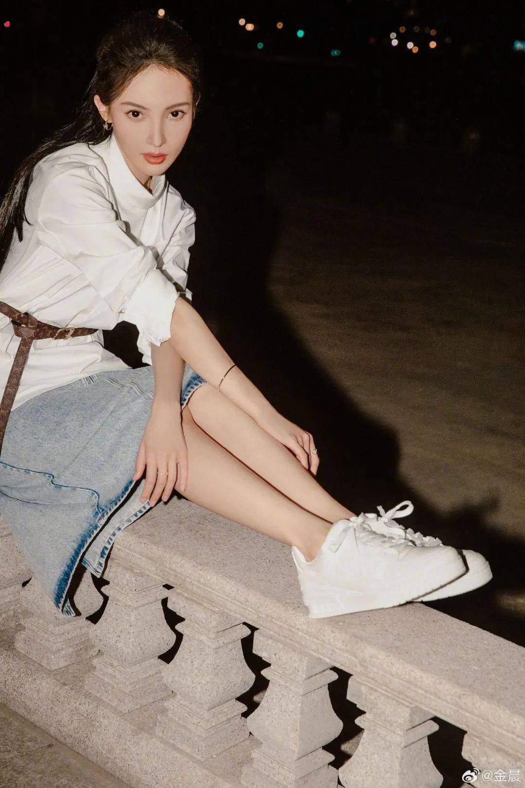 小白鞋,一直在_周迅_白色_牛仔裤