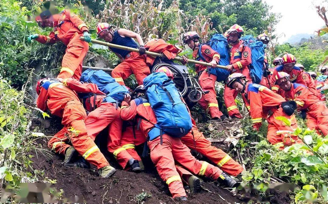 雅安地震八周年纪念日图片