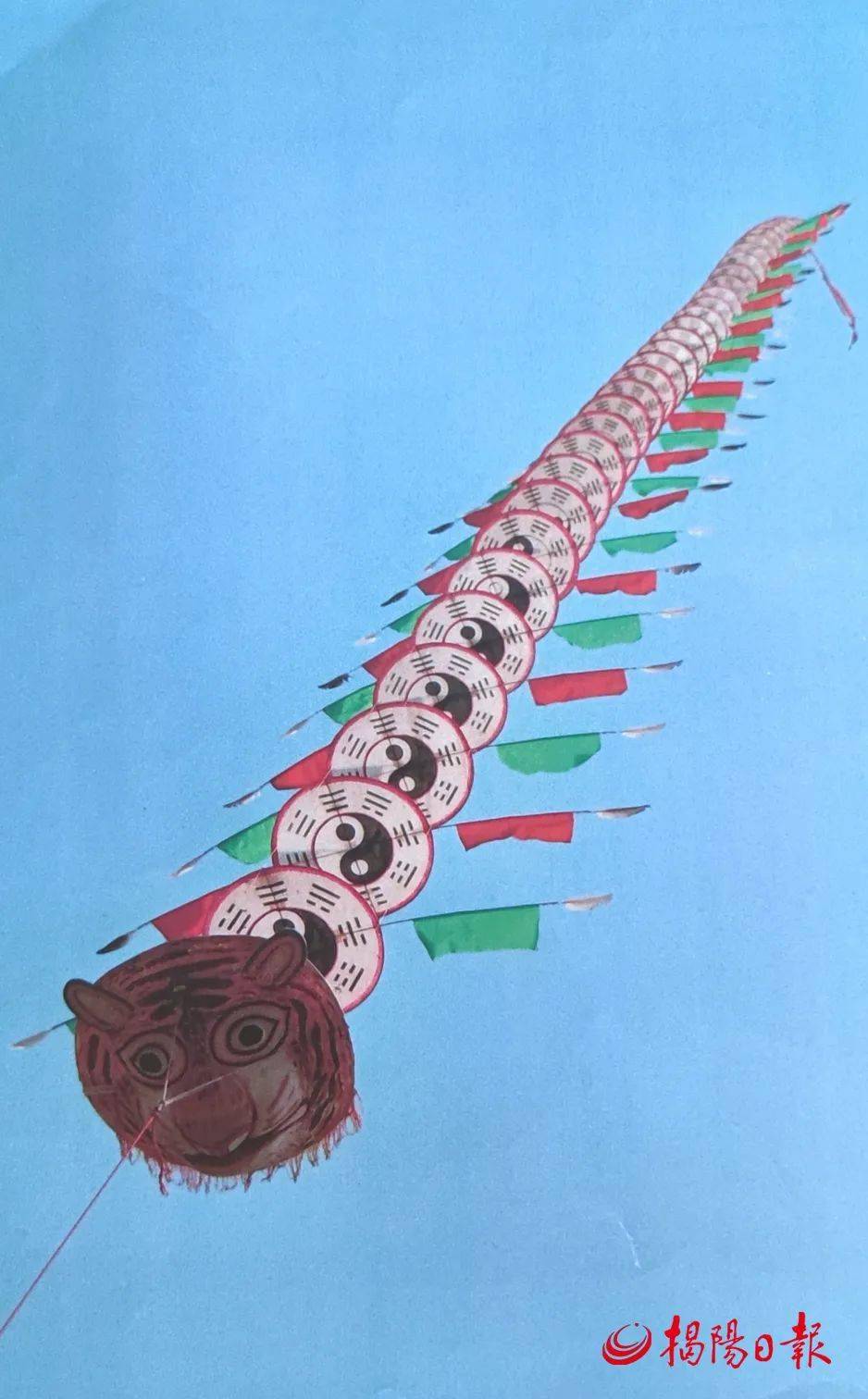 要根据不同风筝用不同规格尺寸的竹条竹篾,绑扎成风筝的骨架轮廓;绘即