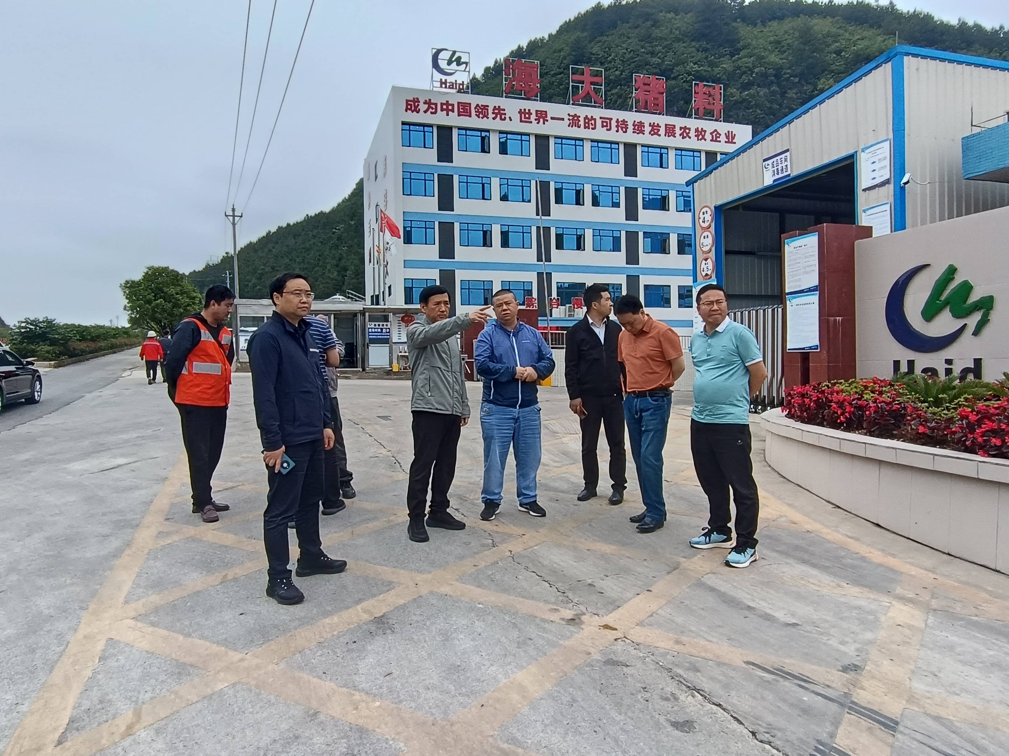 康睿说,贵南铁路开工建设以来,在黔南州委,州政府的坚强领导下,在贵州