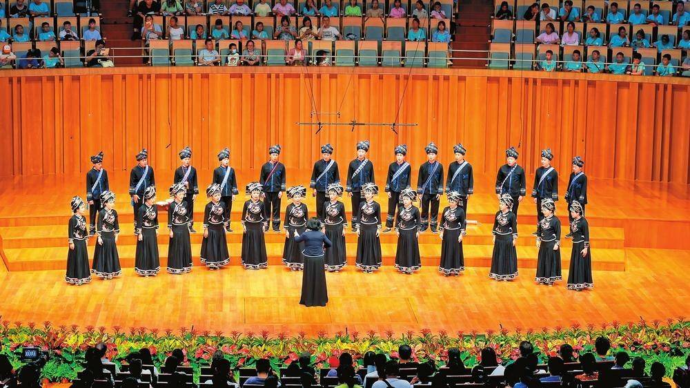 演出现场8月4日晚,来自文山壮族苗族自治州的富宁坡芽歌书合唱团亮相