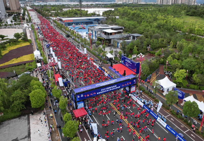 州委常委,楚雄市委书记,楚雄高新区党工委书记冯毅宣布邀请赛开跑同