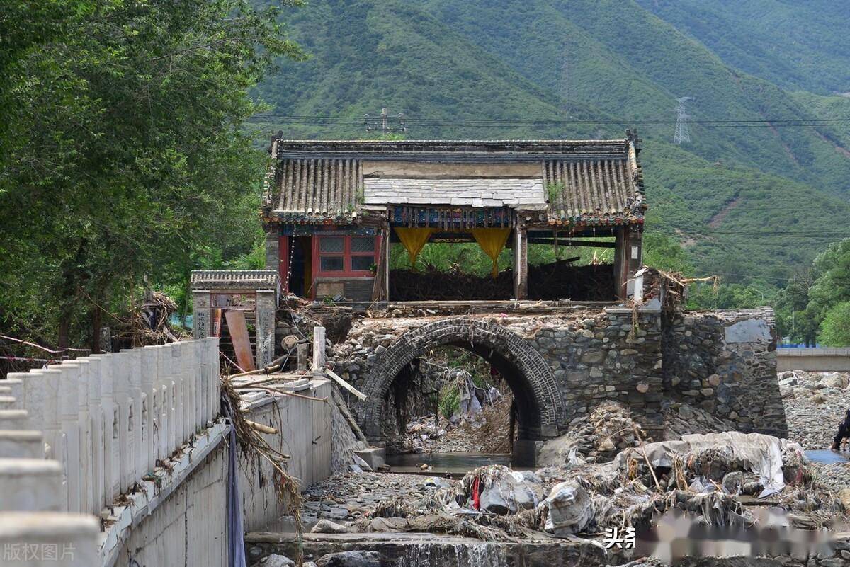 北京门头沟源头圈门过街楼在山洪冲击下损毁_风雨_黑河_洪水