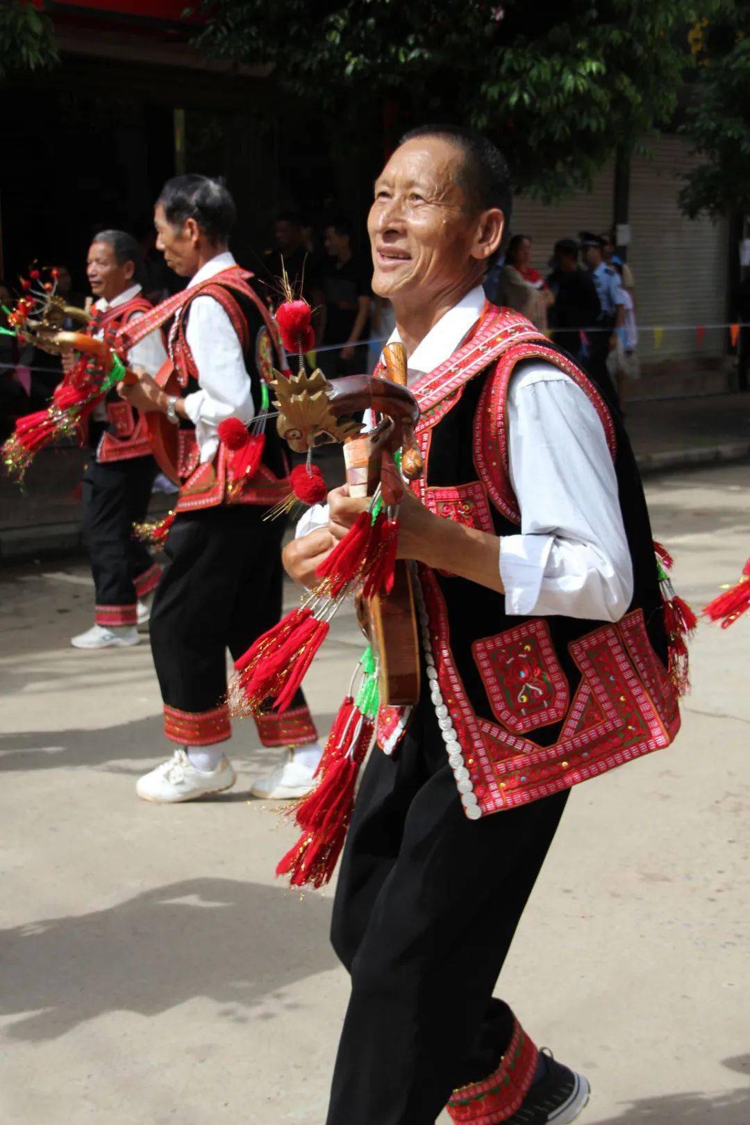 龙朋烟盒舞巡演现场"燃"得很!_舞蹈_石屏县_竞技