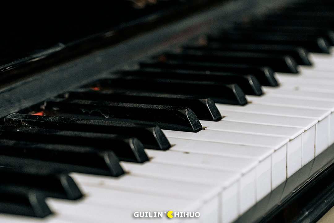 还有一台老旧的saujin钢琴(该品牌已于1995年左右停产),按下琴键的