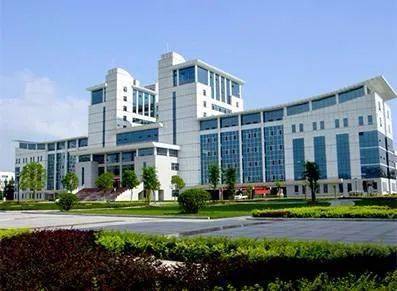 湖北汽车工业学院位于中国汽车城——湖北省十堰市,是全国唯一一所以