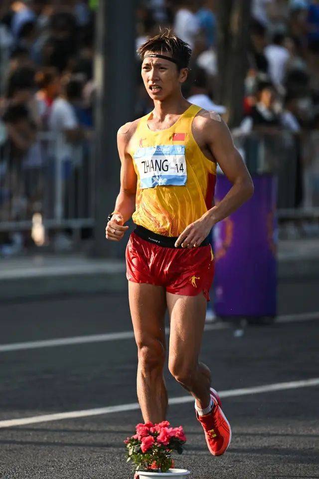 田径| 河北运动员张洪亮获大运会男子20公里竞走团体金牌_王曦_新华社