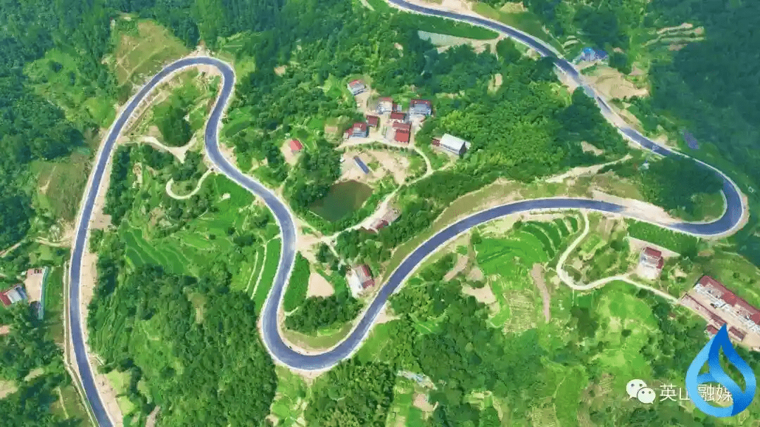 8月5日上午九点,烈日炎炎,在省道s323英山县石头咀镇至卡里重点公路