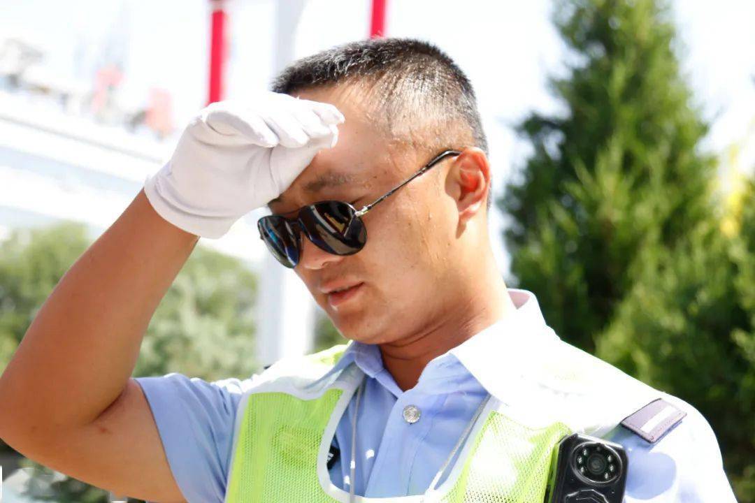 向高温下的劳动者致敬?