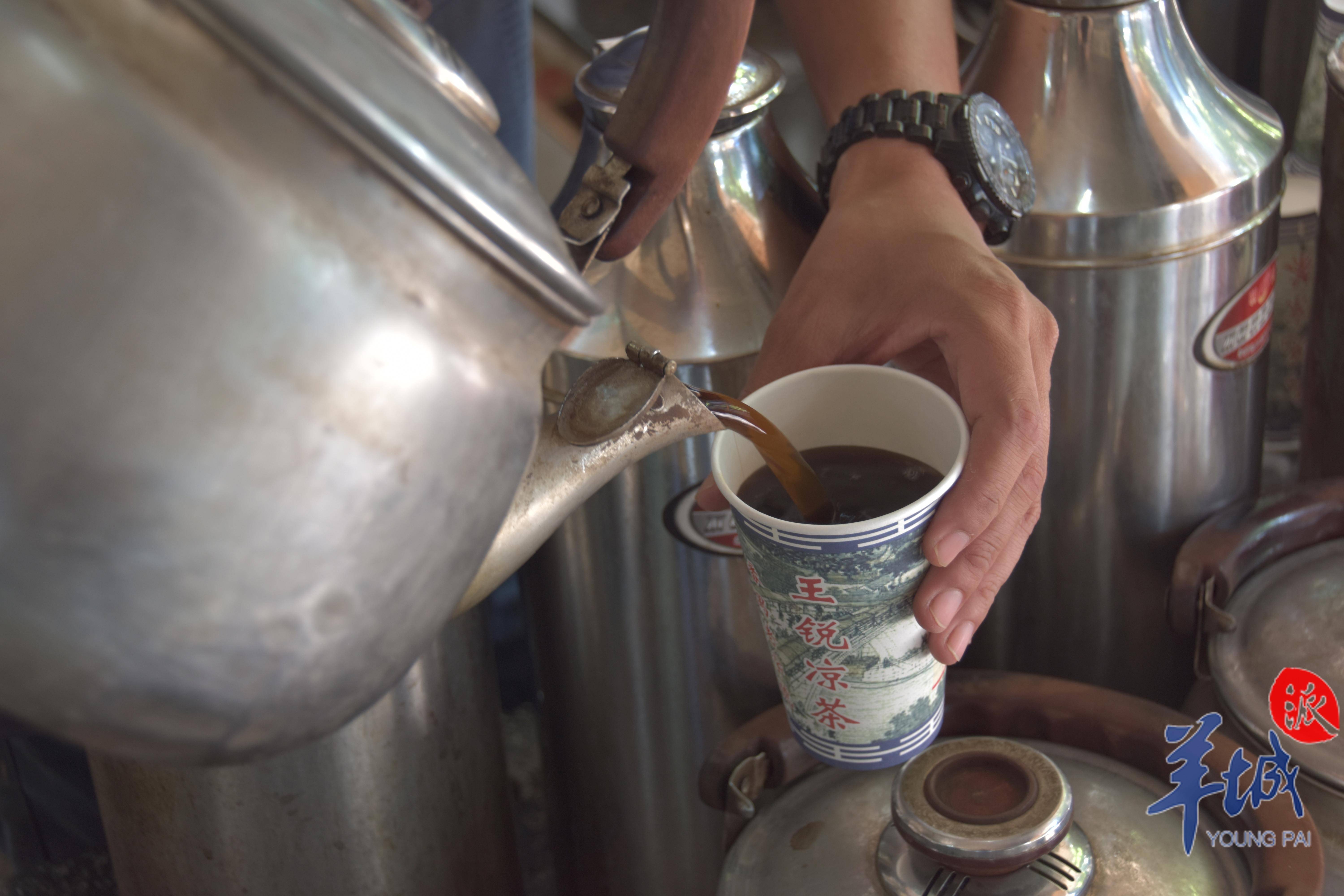 王锐凉茶铺和街坊们之间的情愫简单,却也深厚.