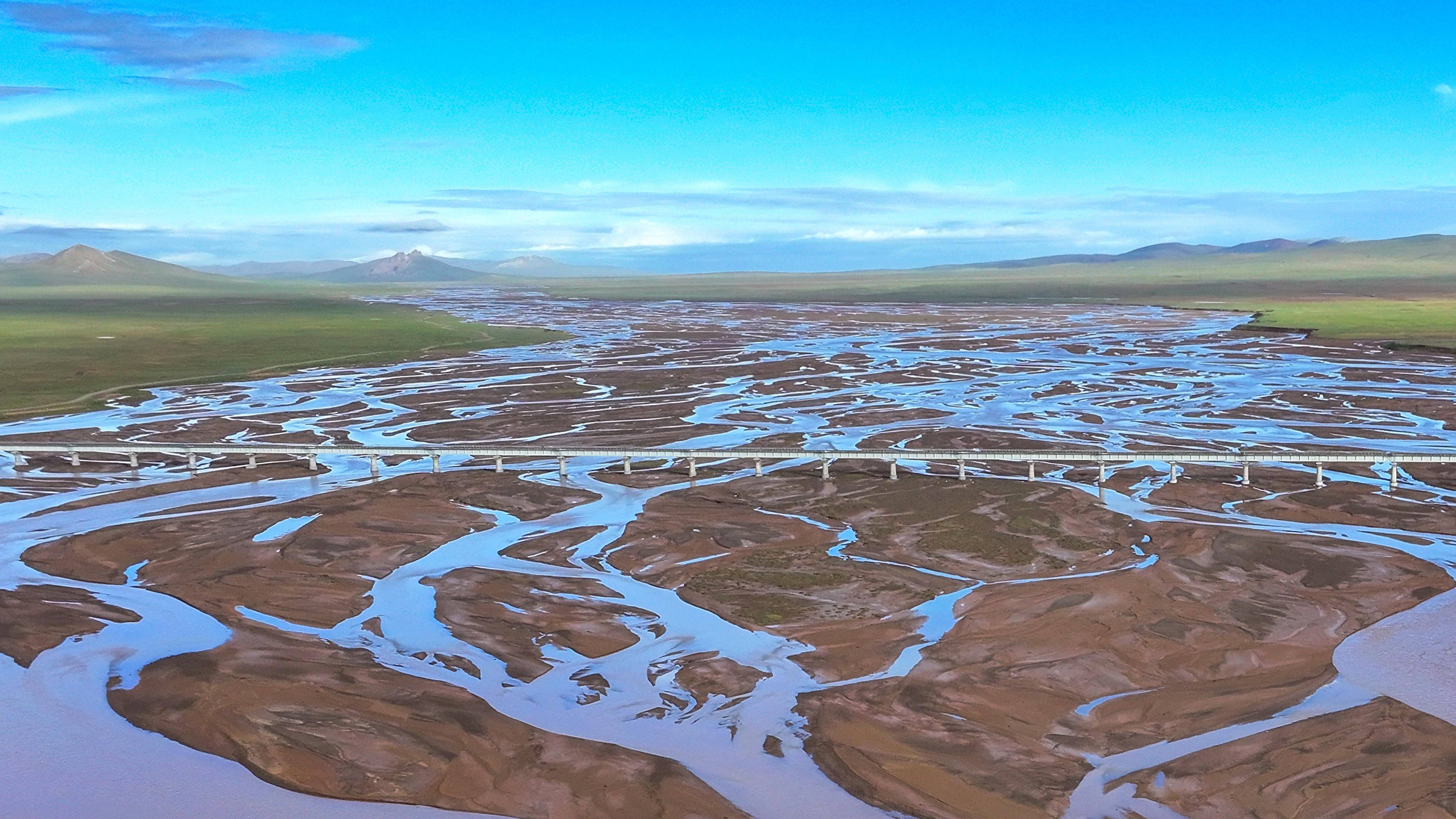 沱沱河畔近距离感受长江源头第一桥——青藏铁路长江源特大桥的雄奇与