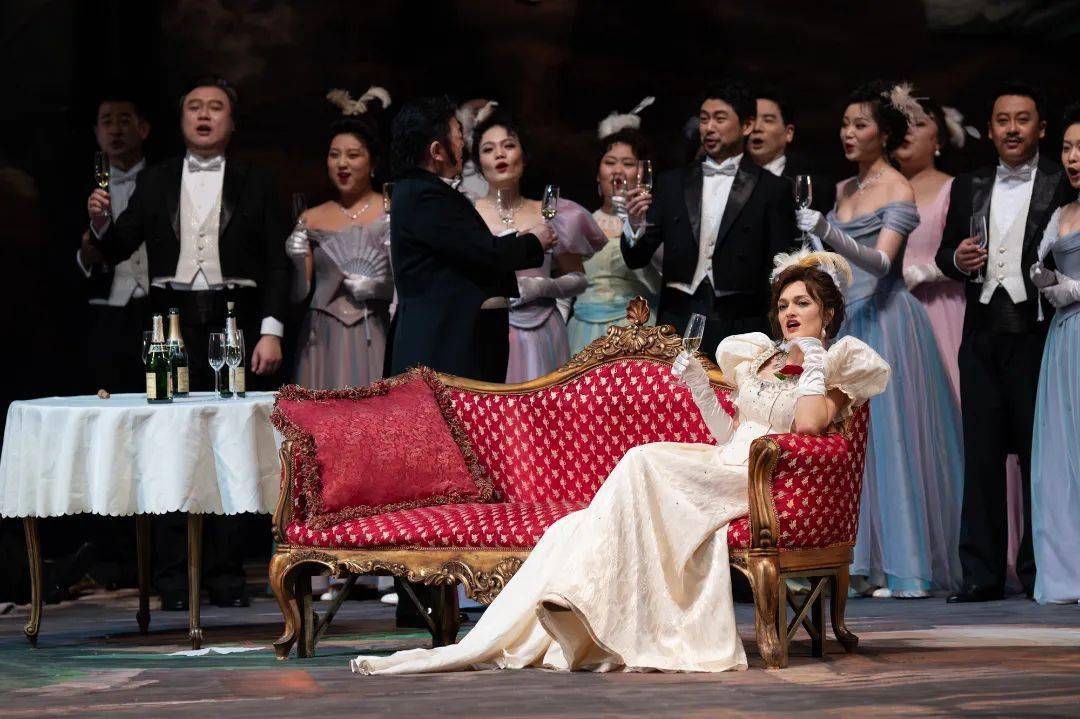 男高音歌唱家石倚洁饰演的男主角阿尔弗雷德耿直纯真,在茶花女举行的