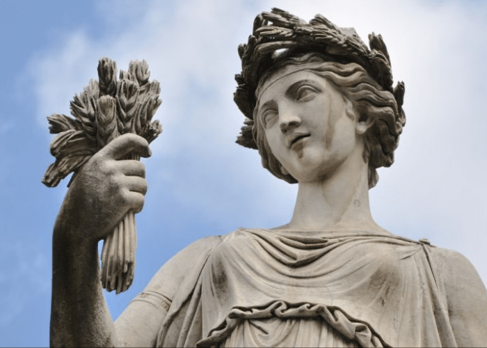 在罗马神话体系里名叫瑟列斯(ceres),是谷物女神音乐中的希腊神话以下