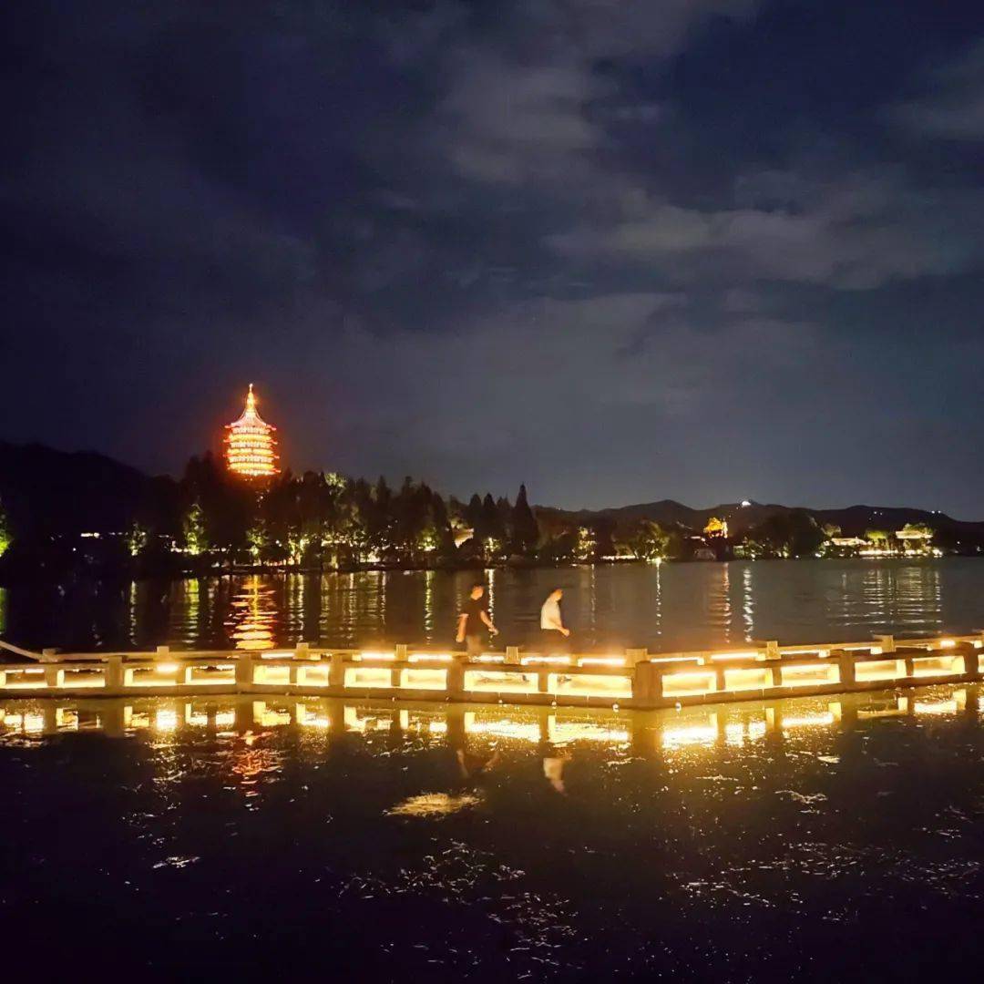 有"睡"过西湖吗?_湖面_宁静_杭州