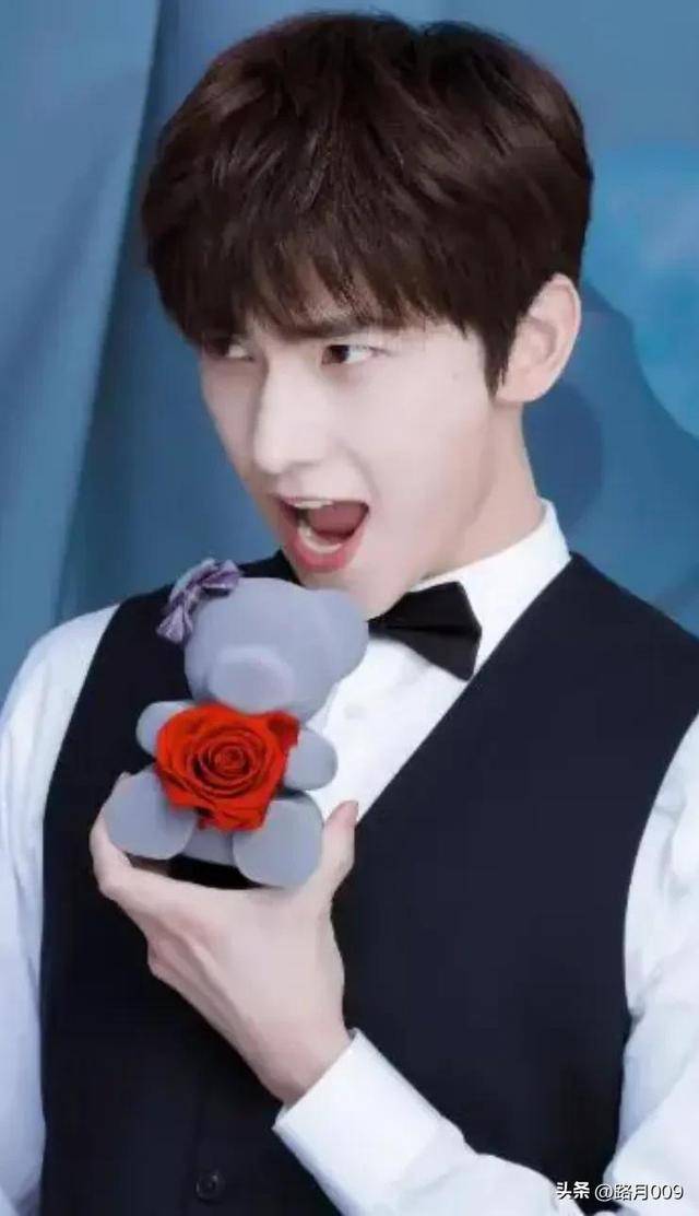 网络上流传的线索和信息揭示了杨洋涉案的可能性,引起众多关注杨洋