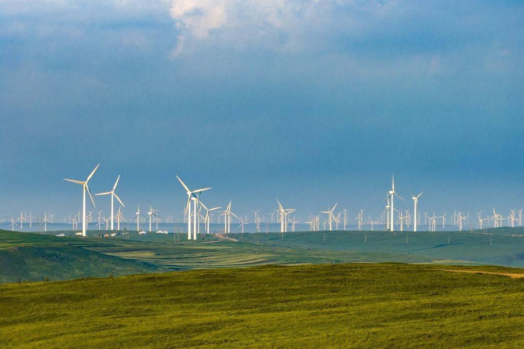 辉腾锡勒草原绿草如茵,风电机组高高耸立_汤德宏_视觉_中国