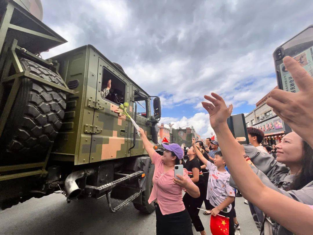 【情满山河】山河屯:百姓自发列队 欢送防汛战士_解放军_子弟兵_救灾