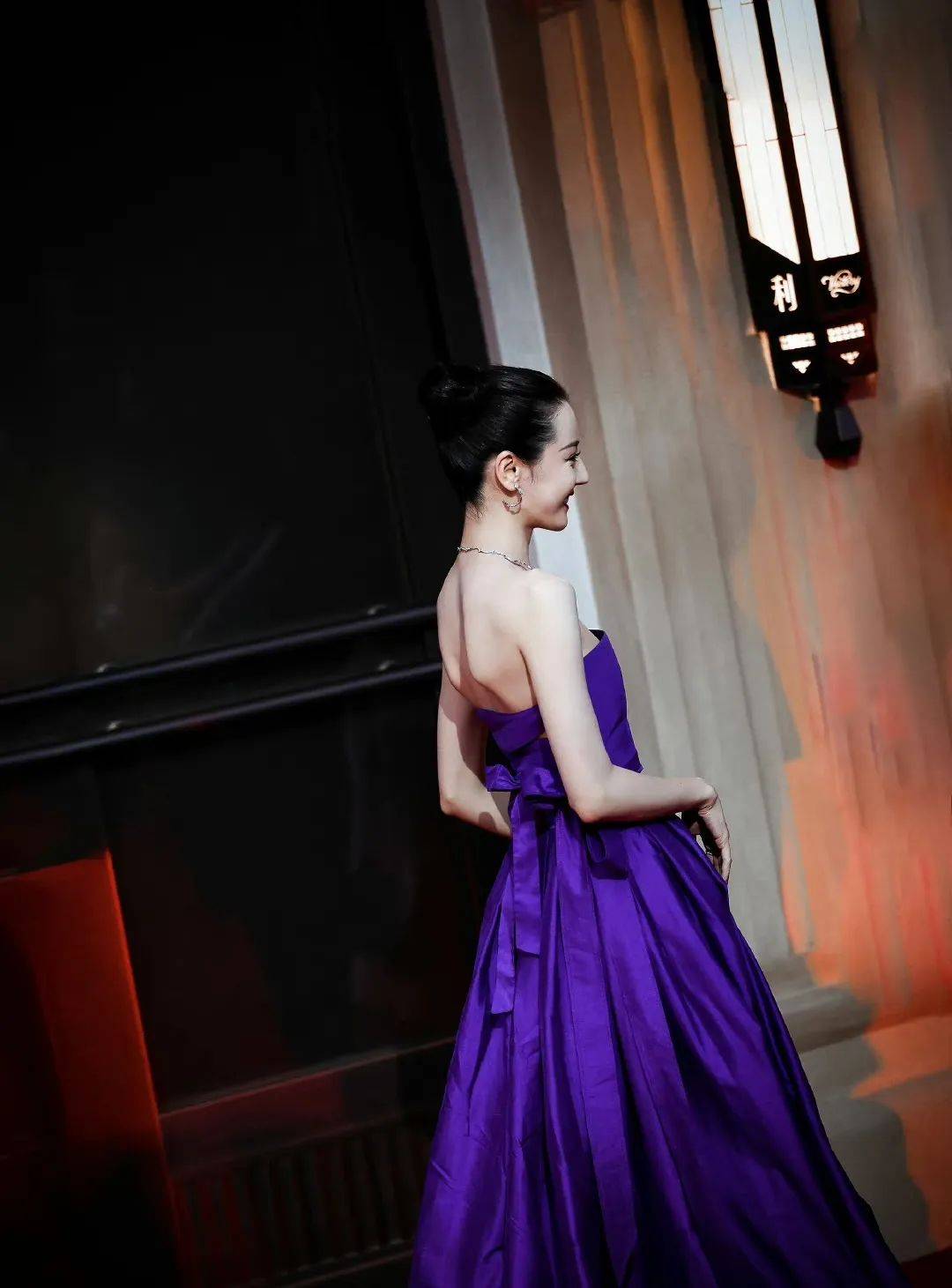 迪丽热巴的"蝴蝶背",究竟是性感还是病态?_肩胛骨_肌肉_手臂