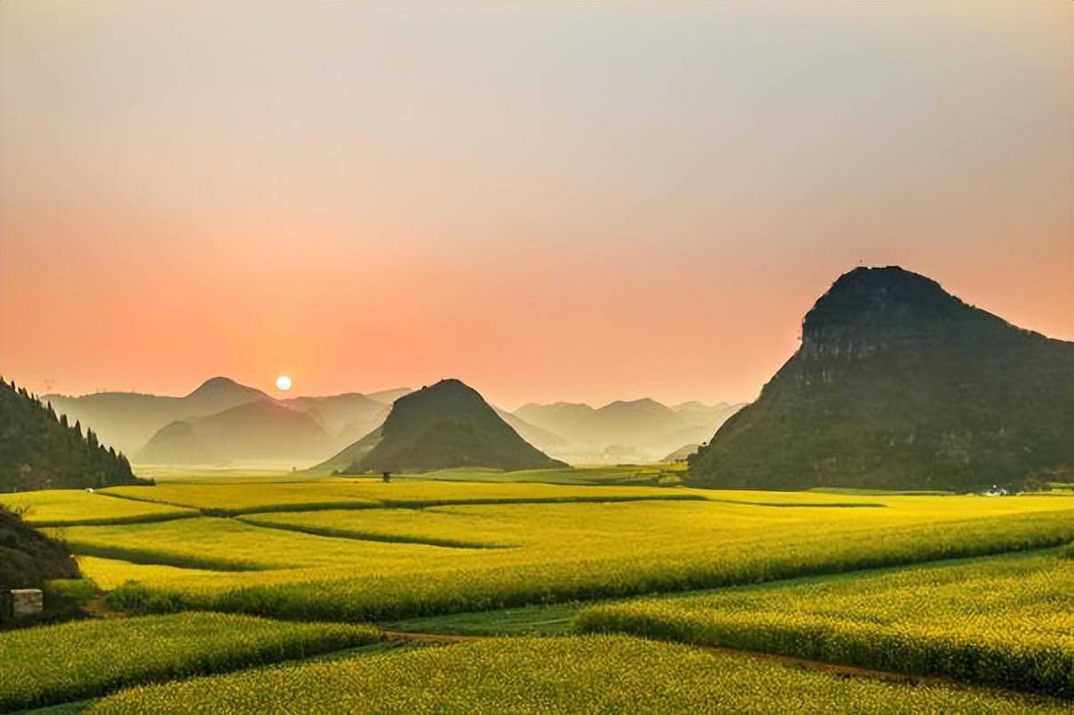 云南曲靖景色_罗平县_油菜花_村寨