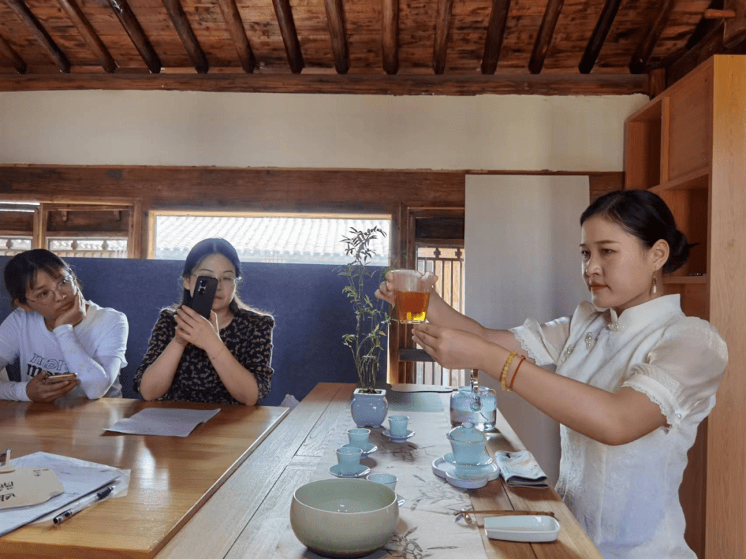 来自高校的国学研究所所长,博士生导师郭淑新,霍邱县第一中学校长