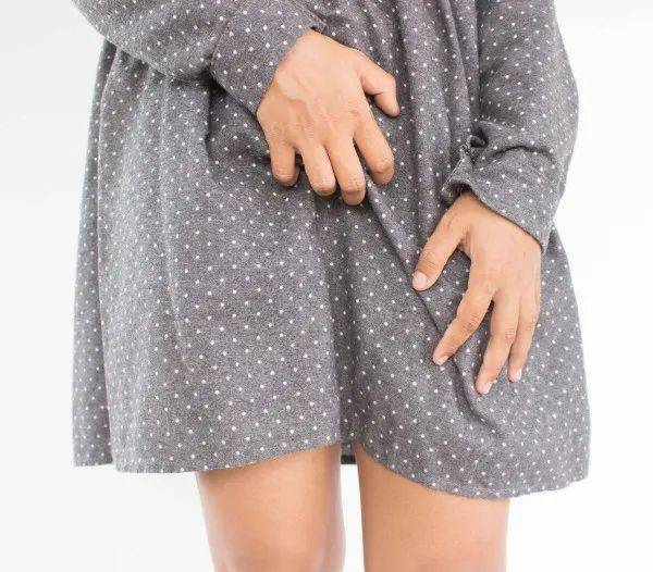 症状:外阴瘙痒多位于阴蒂,小阴唇,也可波及大阴唇,会阴甚至肛周等皮损