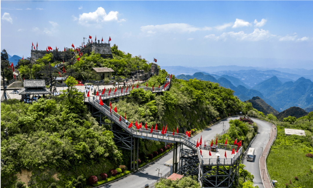 作为国家级aaaa景区,全国爱国主义教育示范基地的娄山关,"趁热"开出