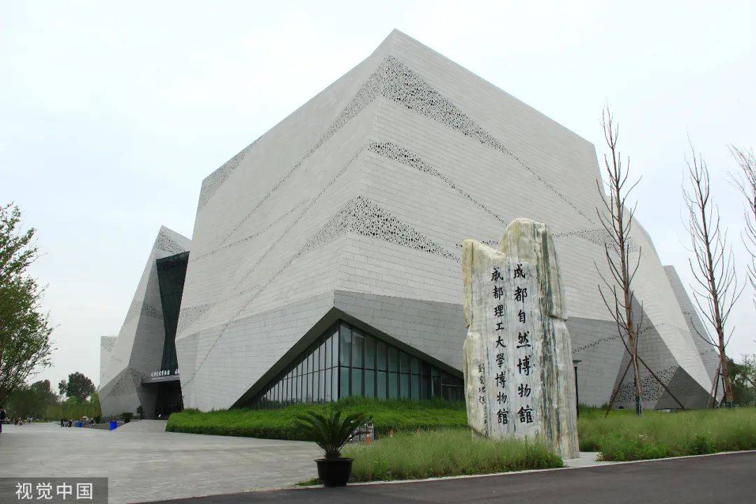 8月7日,市规划和自然资源局海洋综合执法支队依法组织拆除深圳大鹏