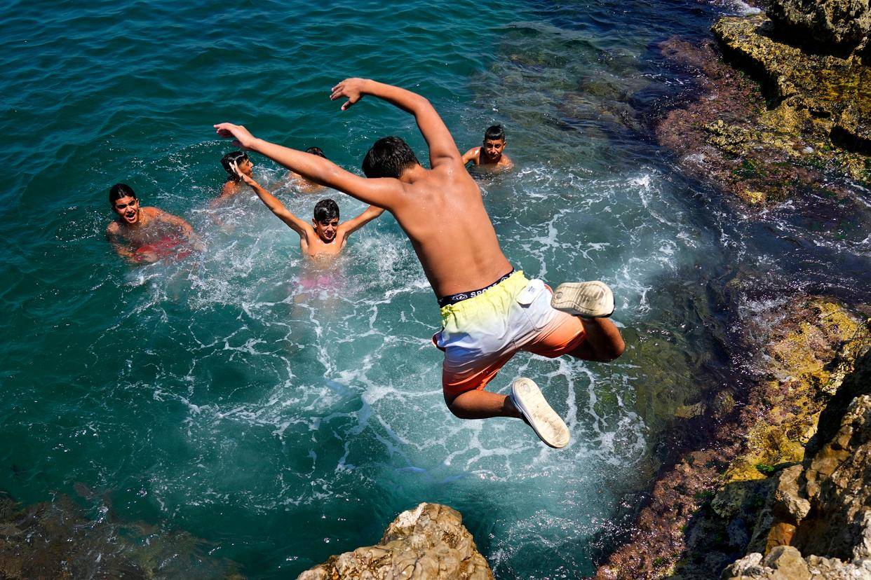 新华社/美联7月23日,人们在黎巴嫩贝鲁特的海滨休闲消暑.