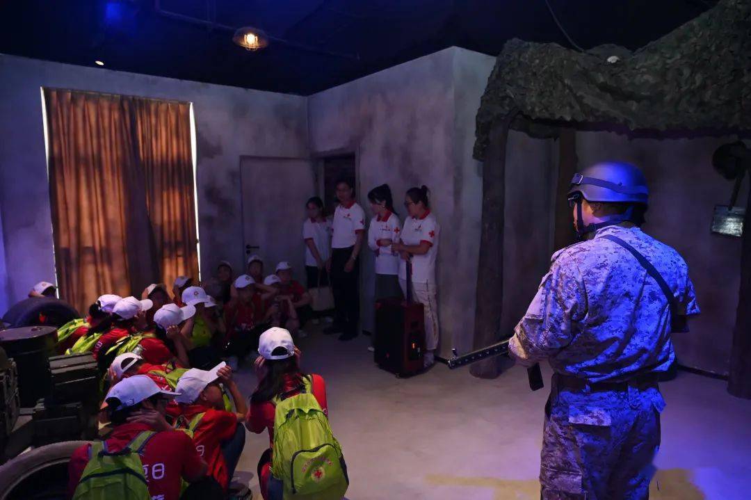 孩子们在紧张的炮火声中穿越雷区,发挥聪明才智从监狱逃生……纸上得