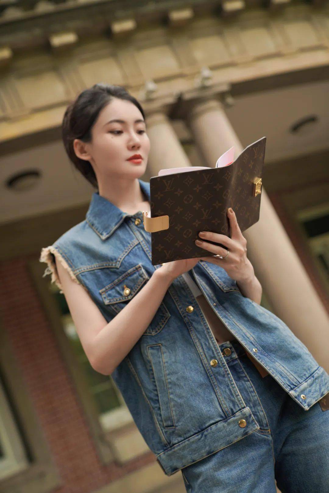 如果你想给收礼人一个惊喜,lv还贴心准备了8915礼物提袋包装