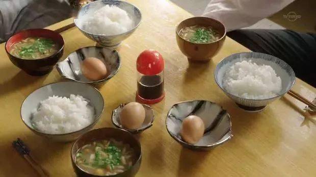 传统日式早餐包含几个基本元素:饭,主菜,副菜,腌菜,味噌汤.