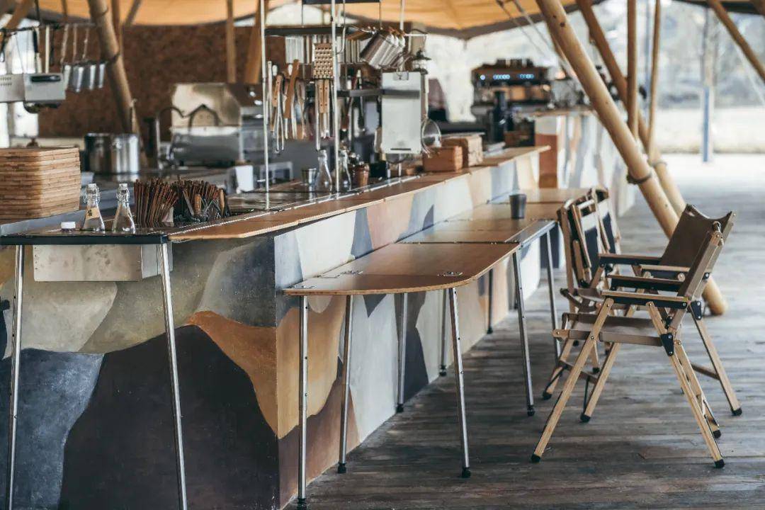 走进去,闪耀着高级金属光泽的"辣妈咖啡机",一排排摆放有致的烈酒和