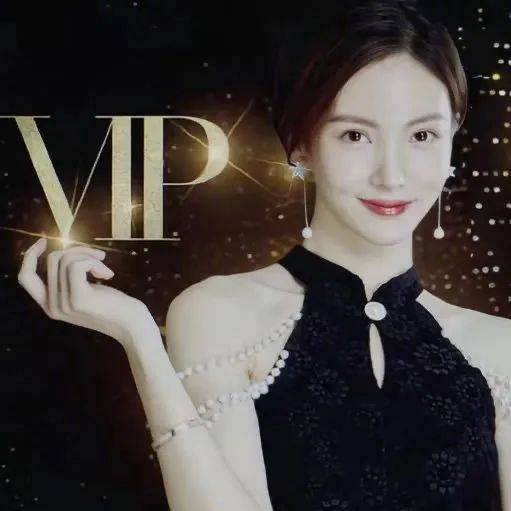 金晨饰演的"美女荷官"身着一袭黑裙惊艳亮相,魔性的语音与窈窕身姿