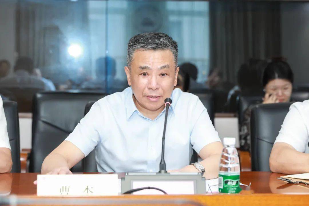 健康委疾病预防控制处处长肖新才,中山大学中山眼科中心副院长卓业鸿