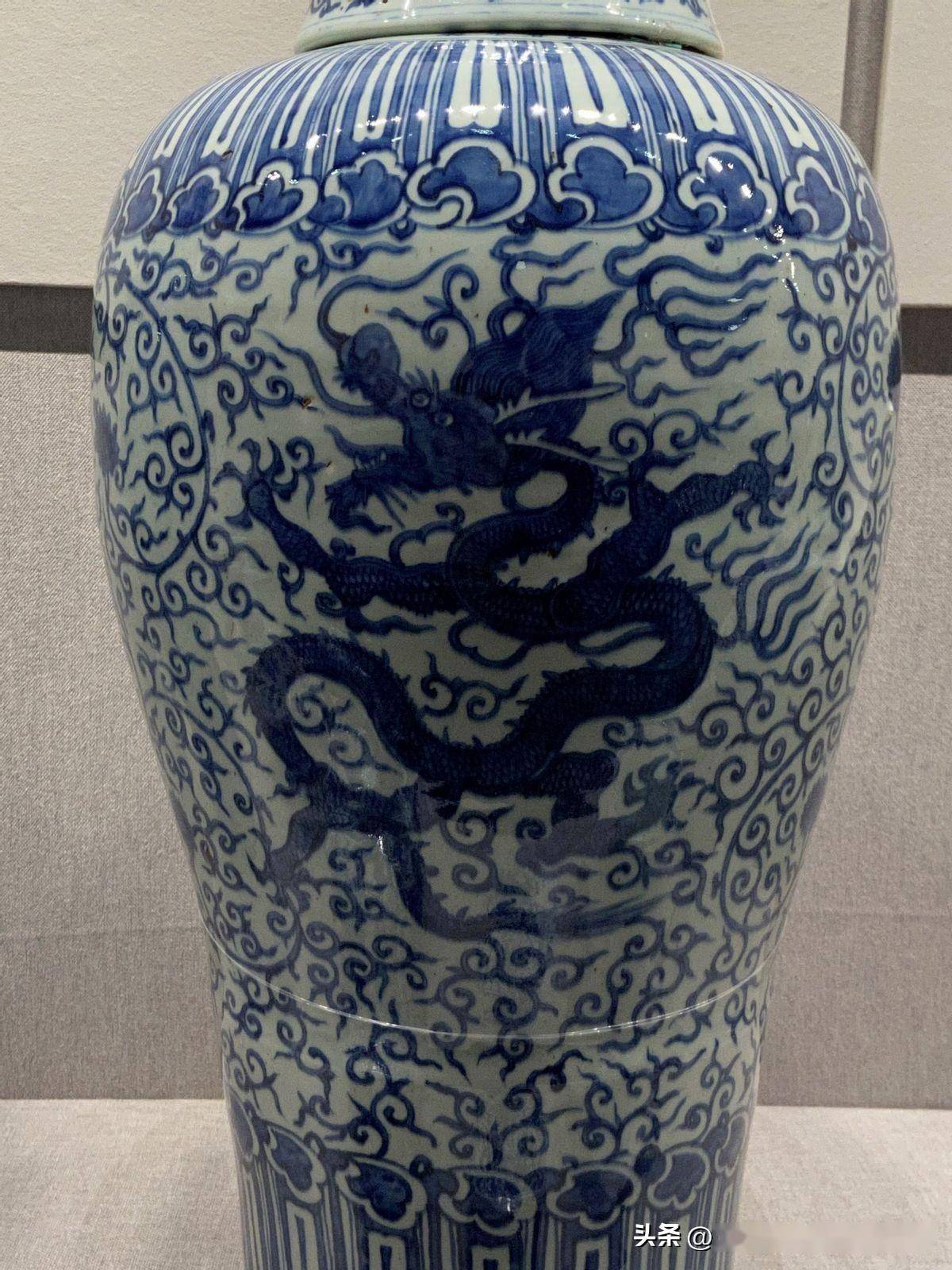 故宫陶瓷馆:蓝中微紫的嘉万青花_嘉靖_瓷器_纹饰