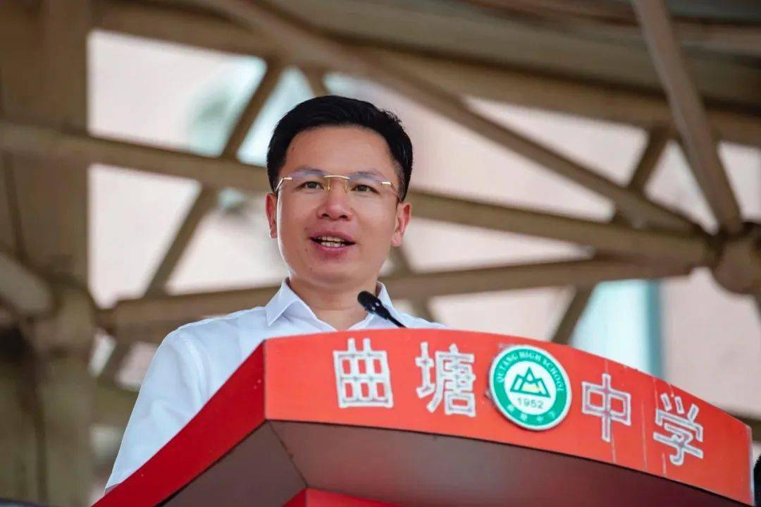 学校党总支书记,校长顾庆华作军训总结报告.